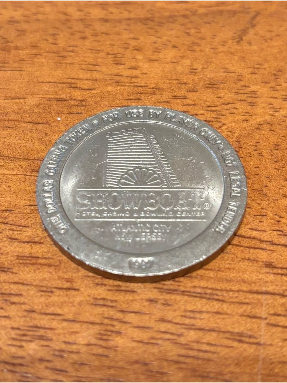Vintage 1987 Showboat  CASINO $1 Gaming Token Coin Chip - Atlantic City, NJ